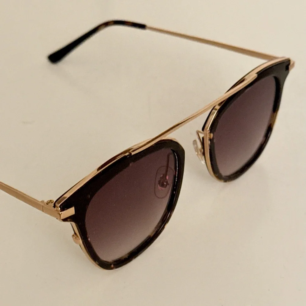 NWT TIJN eyewear sunglasses gold hardware tortoise shell sunnies w/ travel case